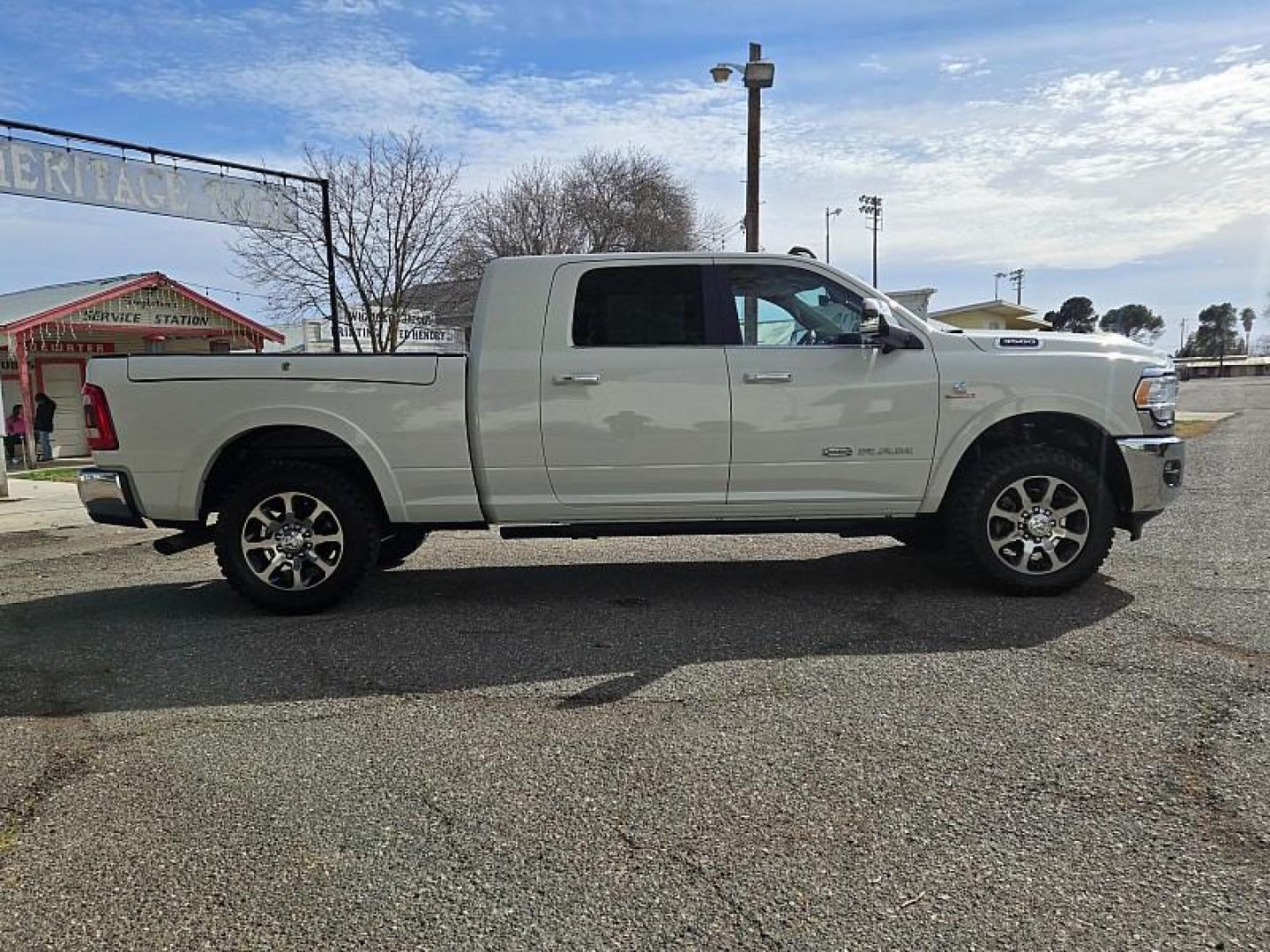 2020 WHITE Ram 3500 4WD (3C63R3NL4LG) with an 6-Cyl HO Turbo Diesel 6.7 Liter engine, Automatic 6-Spd HD transmission, located at 246 E Walker St., Orland, 95963, (530) 865-5800, 39.747589, -122.178398 - Photo#7